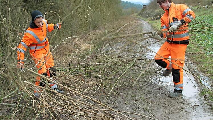 Aufgeweichte Wege: Die Landwirtschaft drängt darauf, dass die Feldwege nicht zuwuchern und Hecken deshalb geschnitten werden. Doch der Bauhof kann heuer nicht so arbeiten, wie geplant. Es ist viel zu nass. Die Mitarbeiter stehen im Matsch. Foto: H. Beudert