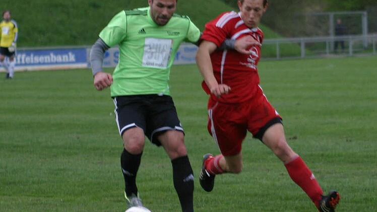 Der Eberner Josef Weiß (rotes Trikot) versucht, seinem Gegenspieler Schiebel den Ball abzujagen.