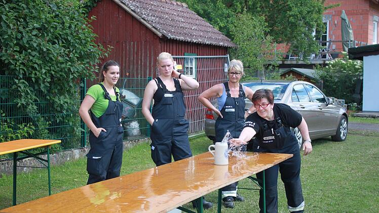 Die "Weibers" aus Maroldsweisach beim Bierkrug-Schieben