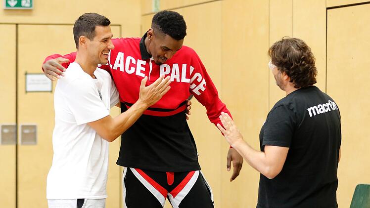 Neuzugang Quincy Miller (Mitte) erwies sich beim ersten Zusammentreffen mit Routinier Nikos Zisis (l.) und Trainer Andrea Trinchieri bereits als Stimmungskanone. Fotos: Daniel Löb