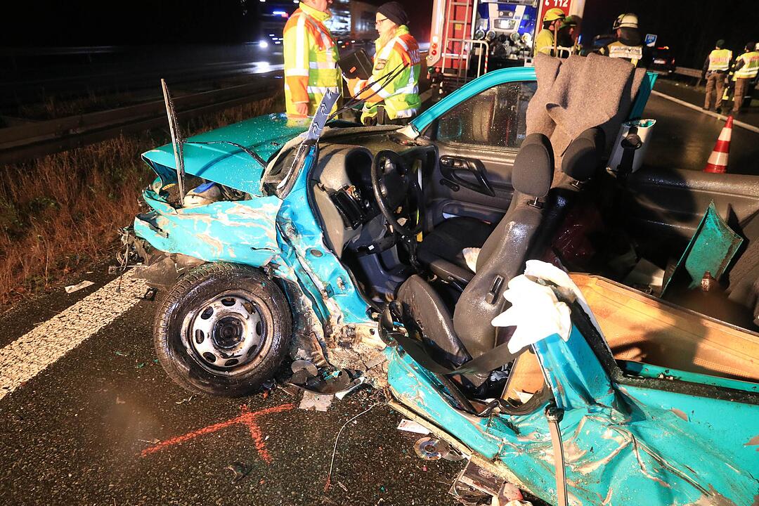 Drei Fahrzeuge krachen in Unfallstelle
