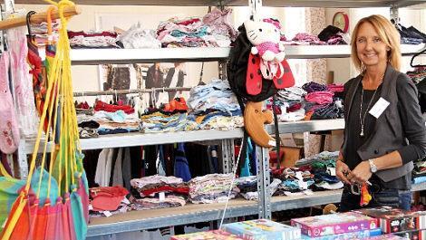 Leiterin Julia Schätzlein-Sennert im Second-Hand-Shop  Fotos: gg