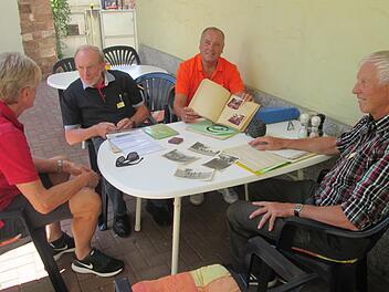 Beim Veteranentreffen im Gasthof "Stern" werden Erinnerungen wach (v. l.) Walter Vogel, Bernd Pichler, Harald Schneider und Gerd Klose.