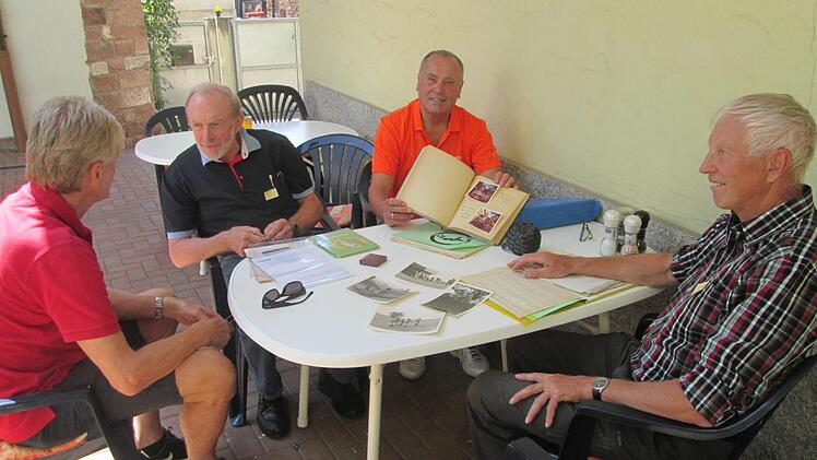 Beim Veteranentreffen im Gasthof "Stern" werden Erinnerungen wach (v. l.) Walter Vogel, Bernd Pichler, Harald Schneider und Gerd Klose.