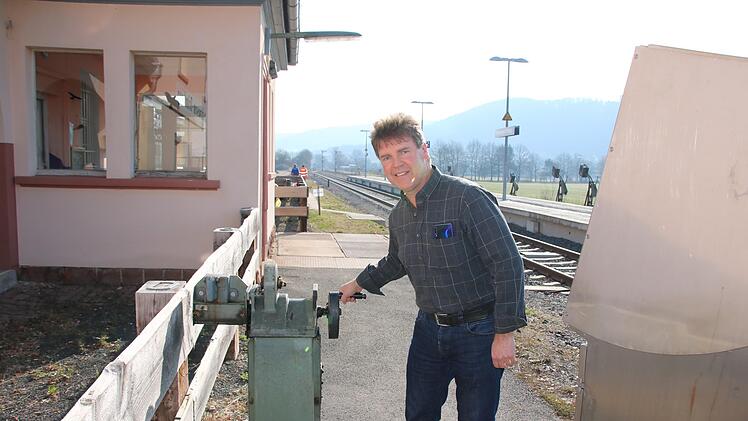 In Elfershausen kurbelt Fahrdienstleiter Michael Neubert die Schranke an der Straße per Hand rauf und runter.
