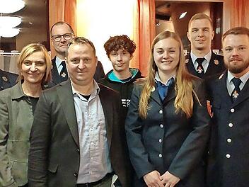 Ehrenkommandant Heinrich Faatz, Kommandant Markus Hemm, Zweite B&uuml;rgermeisterin Christine Wolf, Jens Eitel, Finn Eitel, B&uuml;rgermeister Mario Wolff, Cinthia Dittrich, Sebastian Donhauser, Pascal Dittrich und Michael Steppert (v.l.) nach der Neuwahl.