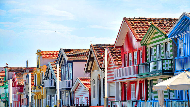 Urlaub in Portugal: Gestreifte H&auml;user an Promenade in Costa Nova