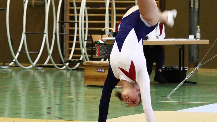 Stella Martin (TV Bad Brückernau) bei ihrer Bodenübung. Foto: Dill