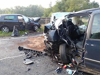 Völlig zerstört wurden bei dem Unfall der Sharan (rechts) und der Golf.  Foto: Klaus Schmitt