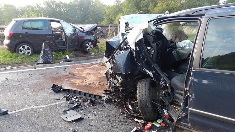 Völlig zerstört wurden bei dem Unfall der Sharan (rechts) und der Golf.  Foto: Klaus Schmitt