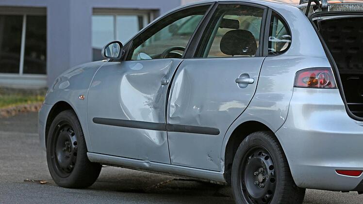 Am Sonntagabend (22.06.2014) wollte ein circa 25-Jähriger mit seinem Seat in Altenkunstadt (Lkr. Lichtenfels) von der St2191 kurz vor der Mainbruecke nach links in eine Hauseinfahrt abbiegen. Ein nachfolgender 49-jähriger Rollerfahrer erkannte die Situation zu spaet, setzte zum Ueberholen an und krachte frontal in die Fahrerseite des Seats. Der Zweiradfahrer zog sich dabei lebensgefährliche Verletzungen zu und musste mittels Rettungshubschrauber in eine Spezialklinik geflogen werden. Im Auftr...