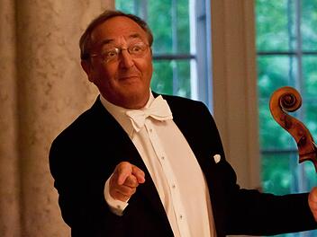 So kennt ihn das Oberschwappacher Publikum: Cellist Karlheinz Busch, Moderator der Oberschwappacher Schlosskonzerte. Foto: Archiv