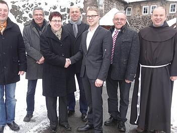Der neue Regionalmanager und Innenentwicklungsberater der Kreuzbergallianz Christian Seynstahl (dritter von rechts) wurde offiziell vorgestellt (von links): Die Bürgermeister Udo Baumann (Bischofsheim), Joachim Bühner (Sandberg), Birgit Erb (Oberelsbach), Gerd Kleinhenz (Wildflecken), Christian Seynstahl, Rudi Zehe (Schönau) und Pater Stanislaus Wentowski. Foto: Marion Eckert