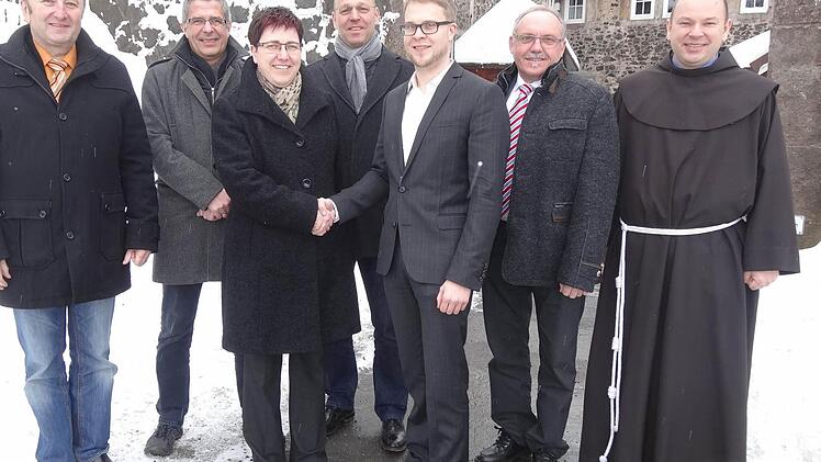 Der neue Regionalmanager und Innenentwicklungsberater der Kreuzbergallianz Christian Seynstahl (dritter von rechts) wurde offiziell vorgestellt (von links): Die Bürgermeister Udo Baumann (Bischofsheim), Joachim Bühner (Sandberg), Birgit Erb (Oberelsbach), Gerd Kleinhenz (Wildflecken), Christian Seynstahl, Rudi Zehe (Schönau) und Pater Stanislaus Wentowski. Foto: Marion Eckert