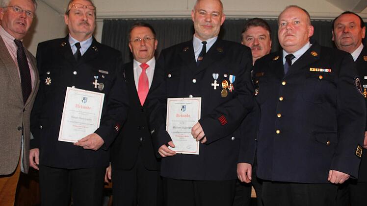 Ralph Hartmann und Michael Stübinger wurden für 30 Dienstjahre ausgezeichnet. Von links: MdL Ludwig von Lerchenfeld, Ralph Hartmann, Oberbürgermeister Henry Schramm, Michael Stübinger, Landrat Klaus Peter Söllner, Stadtbrandinspektor Heinrich Poperl sowie Vorsitzender und Stadtrat Benno Pieger. Foto: Sonja Adam