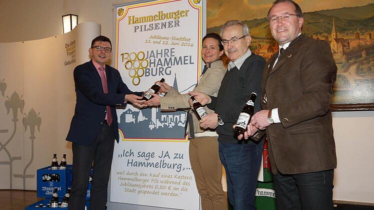Bürgermeister Armin Warmuth, Will-Geschäftsführerin Julia Klesper, Johannes Deinlein und Verkaufsleiter Dietmar Werner.