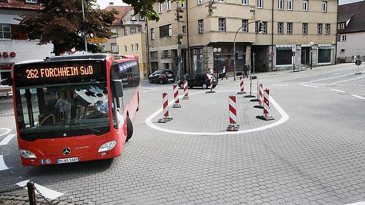 Stark einschlagen muss der Busfahrer das Steuer, um den Kreisverkehr am Paradeplatz zu umrunden. Dass der Kreisel eigentlich eine Ellipse ist, hat praktische Gründe: Diese Form erspart bauliche Veränderungen im Kreuzungsbereich .  Fotos: Andreas Oswald