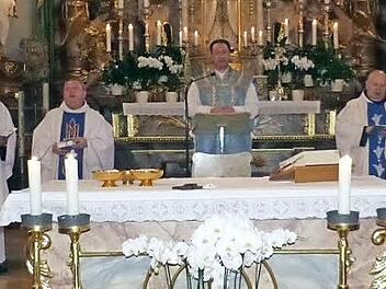 Die Geistlichkeit mit (von links) Wallfahrtsseelsorger Pater Witalis, Pfarrer Pater Adrian, Monsignore Rüdiger Feulner und Pater Silvester unter dem Gnadenbild der Mutter Maria. Fotos: Klaus-Peter Wulf