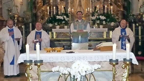 Die Geistlichkeit mit (von links) Wallfahrtsseelsorger Pater Witalis, Pfarrer Pater Adrian, Monsignore Rüdiger Feulner und Pater Silvester unter dem Gnadenbild der Mutter Maria. Fotos: Klaus-Peter Wulf