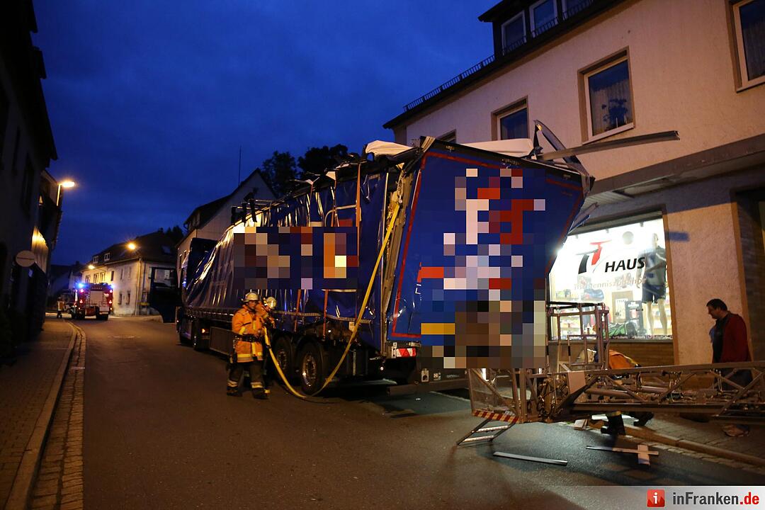 Lkw bleibt in Gefrees an Vordach hängen