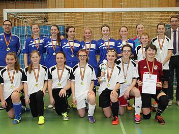 Die Fußball-Mädchen des Frankenwald-Gymnasiums haben gestern die beiden Hallenturniere am Kronacher Schulzentrum für die Jahrgänge 2001 bis 2003 und 2004 bis 2006 gewonnen. Mit im Bild Betreuer Stefan Rose (links) und Schulleiter Uwe Schönfeld (rechts) von der Siegmund-Loewe-Schule, der die Siegerehrung durchführte. Foto: Hartmut Neubauer