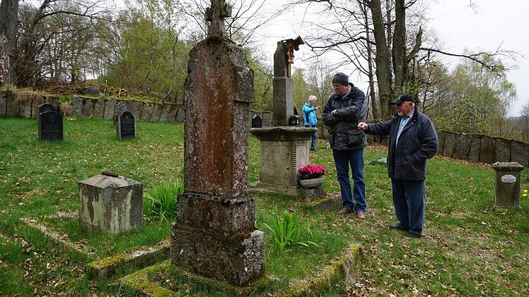 Friedhof Altglashütten: Adolf Kreuzpaintner (rechts) weiß viel über die Geschichte der abgesiedelten Dörfer und ihrer Friedhöfe im Truppenübungsplatz. Foto: Marion Eckert
