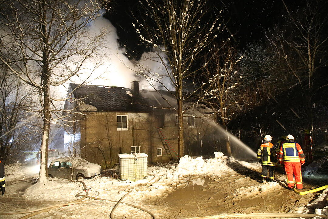 Dachstuhlbrand nahe Helmbrechts in Oberfranken hält Feuerwehr in Atem