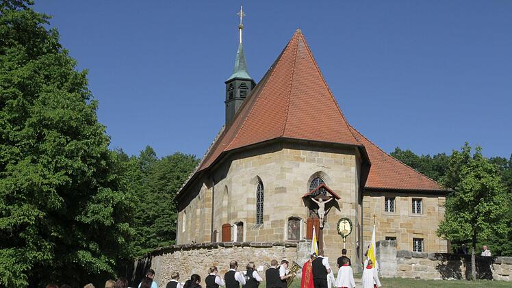 Die Wallfahrer vor der Kreuzbergkirche  Foto: Mathias Erlwein