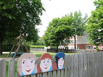 Die Alte Schule mit der Kita St. Theresia soll abgerissen werden. Auf der derzeitigen Spielfläche (vorne) soll ein Neubau entstehen. Franziska Rieger