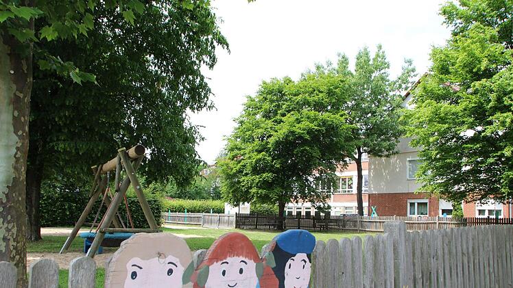 Die Alte Schule mit der Kita St. Theresia soll abgerissen werden. Auf der derzeitigen Spielfläche (vorne) soll ein Neubau entstehen. Franziska Rieger