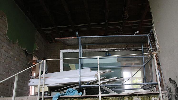 Derzeit wird die Schmeilsdorfer Schule entkernt. Bald rollen die Abrissbagger an. Foto: Jürgen Gärtner