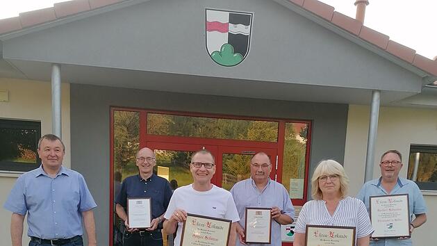 Geehrt und verabschiedet werden konnten nun nach langer, coronabedingten Verzögerungen, die ausgeschiedenen Gemeinderäte von Riedenberg. Bürgermeister Roland Römmelt  (von links) dankte Peter Hergenröder, Jürgen Schumm, Hubert Statt, Jutta Büchner und Norbert Schneider. Foto: Evelyn Schneider