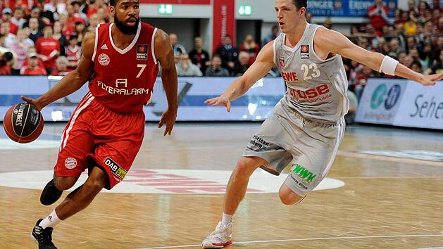 Nach bisher drei Halbfinal-Spielen der Brose Baskets gegen Bayern M&uuml;nchen steht es 2:1 f&uuml;r die Bamberger. Damit haben die Franken in M&uuml;nchen den ersten Matchball. Foto: David Ebener, dpa
