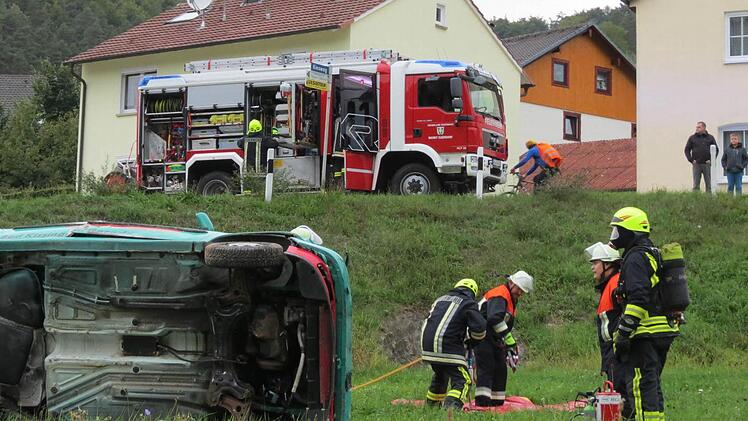 Erschreckend realistisch - bis jetzt ist noch nichts passiert. Aber diese Stelle in Wirmsthal ist nicht ungefährlich schon deshalb, weil an der steilen Böschung keine Leitplanke angebracht ist. Foto: Doris Bauer