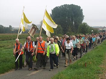 "Der Kirche ein Gesicht geben". Diesem Auftrag stellten sich die Wallfahrer aus Oerlenbach und Umgebung auf ihrem Weg zu Maria im Grünen Tal in Retzbach. Fotos: Stefan Geiger