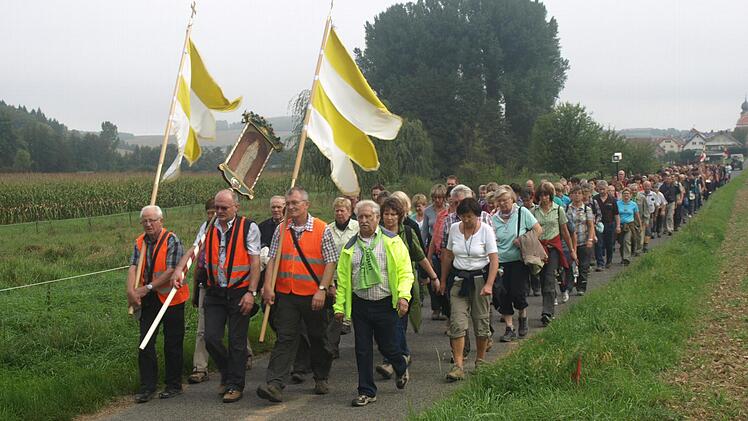 "Der Kirche ein Gesicht geben". Diesem Auftrag stellten sich die Wallfahrer aus Oerlenbach und Umgebung auf ihrem Weg zu Maria im Grünen Tal in Retzbach. Fotos: Stefan Geiger