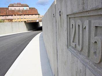Die Ziegelstraße, die bislang eine Sackgasse war, verbindet nun die Himmelreichstraße mit der Bahnhofstraße durch eine Unterführung der Bahntrasse. Im Hintergrund ist das Baywa-Gebäude zu sehen, das jedoch bald hinter den fünf Meter hohen Lärmschutzwänden verschwinden wird.