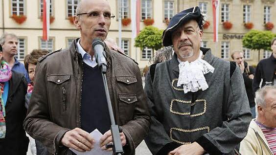 MGO-Geschäftsführer Walter Schweinsberg (links) und Oliver Diller als Johannes Gutenberg begrüßen Zuschauer und Akteure.