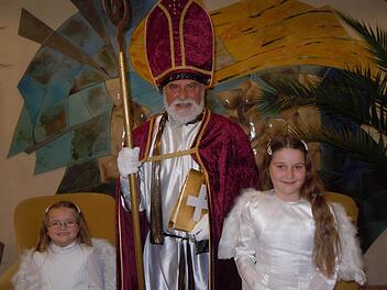 Bei der Feier dabei: Der Nikolaus und zwei Engel. Foto: Anneliese Albert