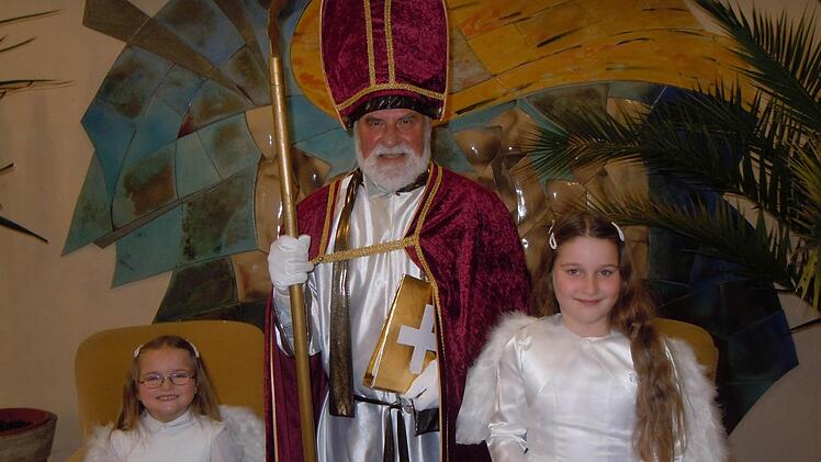 Bei der Feier dabei: Der Nikolaus und zwei Engel. Foto: Anneliese Albert