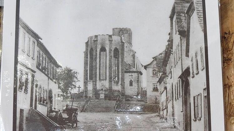 Aus der Bilderausstellung: Die Reste der in 1872 abgebrannten Pfarrkirche. Foto: Doris Bauer