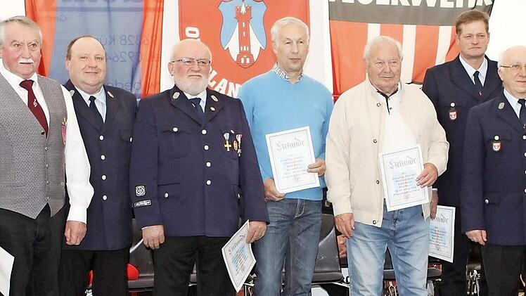 Diese Mitglieder gehören der Freiwilligen Feuerwehr seit 40, 50 oder sogar 60 Jahren an. Mit im Bild Vorsitzender Wolfgang Neumann(rechts). Foto: Michael Wunder