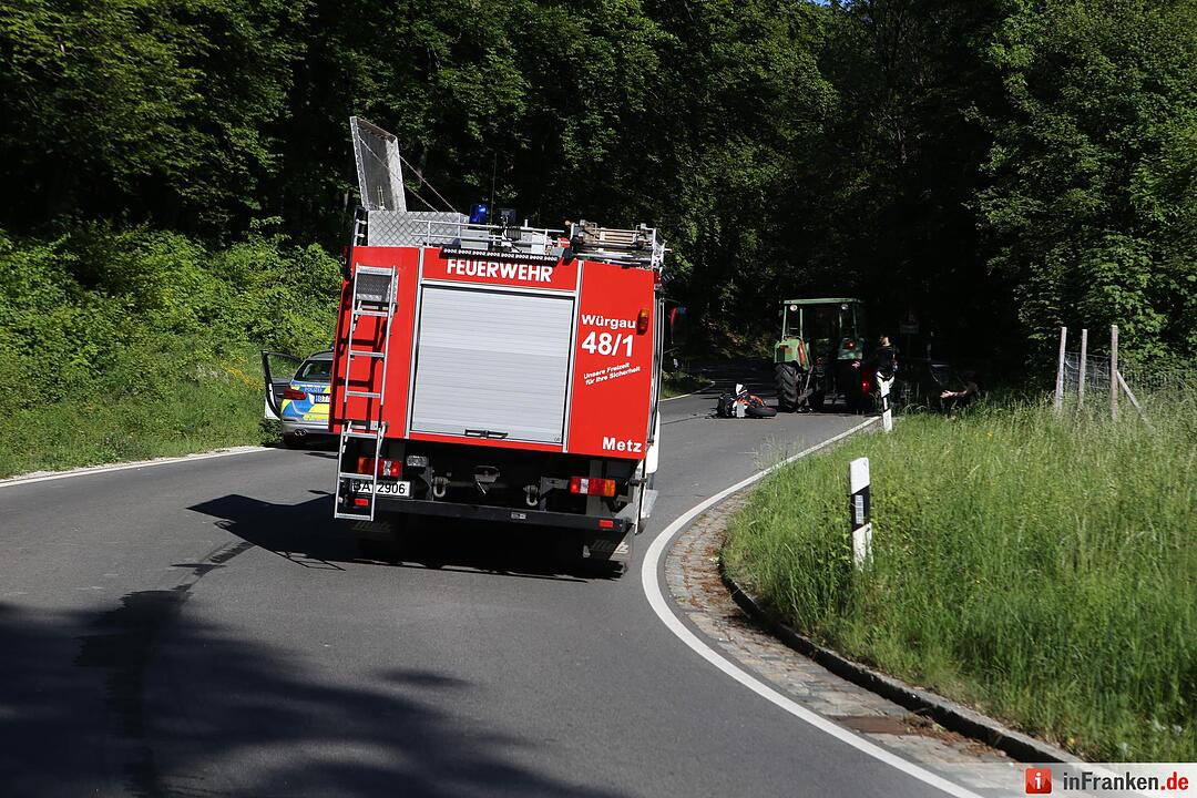 Kreis Bamberg: 17-jähriger Motorradfahrer fährt auf Traktor auf und wird schwer verletzt