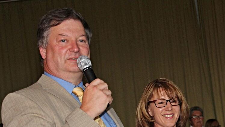 Kreisobmann Klaus Merkel und Kreisbäuerin Cäcilie Werner leiten den Ehrungsakt ein. Foto: Helmut Will