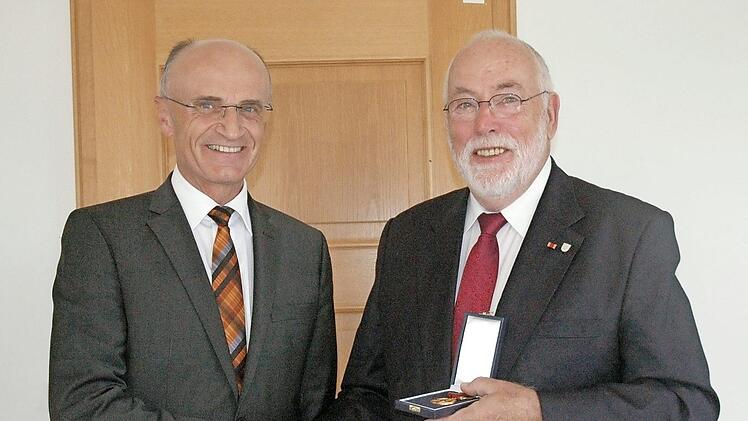 Landrat Wilhelm Schneider verlieh im Landratsamt Haßberge die Verdienstmedaille des Verdienstordens der Bundesrepublik Deutschland an Hans Jürgen Küchle.  Foto: Moni Göhr/Landratsamt Haßberge