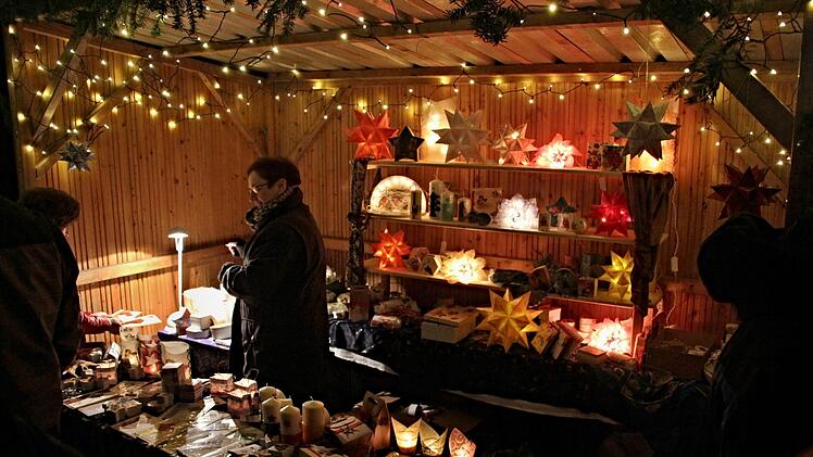 Stimmungsvoll beleuchtet waren die Marktstände.Helmut Will