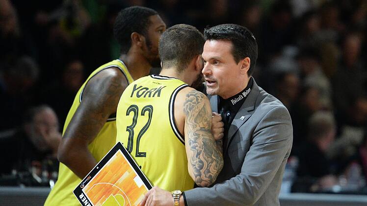 Medi Bayreuth um Trainer Raoul Korner (rechts)  kennt nun seinen   nächsten Gegner in der Basketball-Champions-League. Foto: Peter Mularczyk