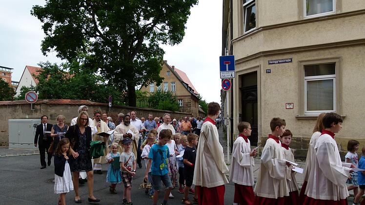 Die Gemeinde machte sich auf den Weg von der Heilig-Grab-Kirche nach St. Gangolf.