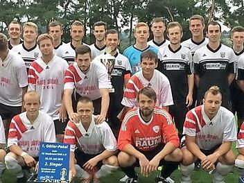 Das Endspiel um den Göller-Wanderpokal bestritten der FC Zeil (vordere Reihe links) und der FC Sand (hintere Reihe). Foto: Günther Geiling