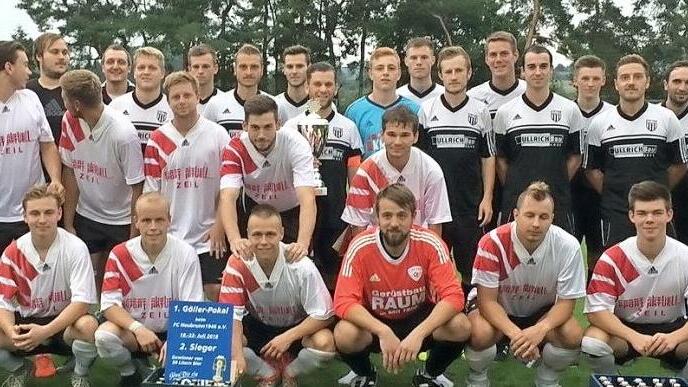 Das Endspiel um den Göller-Wanderpokal bestritten der FC Zeil (vordere Reihe links) und der FC Sand (hintere Reihe). Foto: Günther Geiling